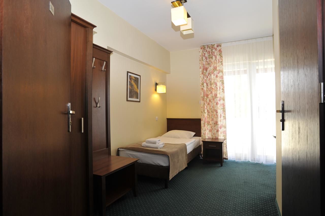 Отель Hotel Lotos Woskrzenice Duże-30