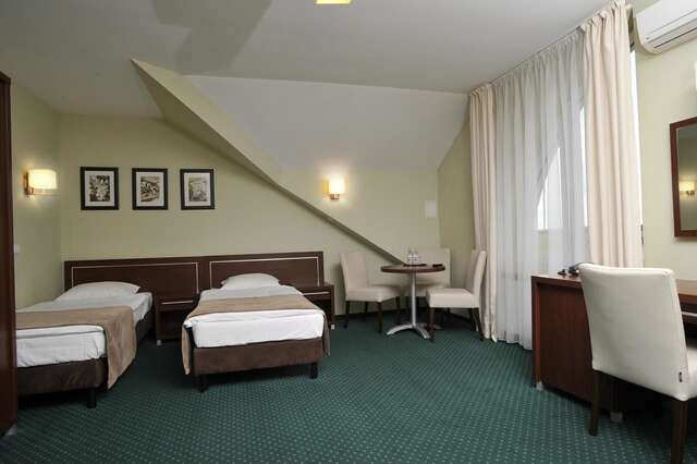 Отель Hotel Lotos Woskrzenice Duże-19