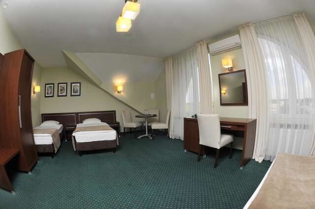Отель Hotel Lotos Woskrzenice Duże-22